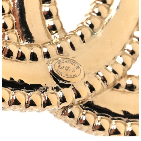 CHANEL
Crystal CC Brooch Light Gold - Picture 4 of 5